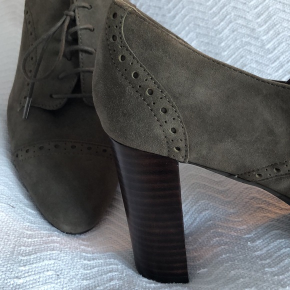 TAHARI Steel colored heels Sz 10 - Picture 5 of 9